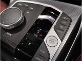 【シフト】スポーティーさを極めたなめらかなシフトチェンジが可能で、快適なクルージングからダイナミックな走りまで、さまざまな運転スタイルに適応いたします。