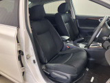 【運転席・助手席】ゆったりとした運転席と使いやすいナビゲ-ションシステムで運転らくらく♪♪女性でも周りが見やすく運転しやすいです★