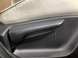 運転席にはドライバーの体型や好みに応じて前後方向だけでなく、高さの調整ができるシートリフターを装備!