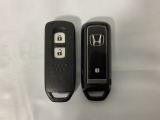 スマートキーを装備しています。鍵を差し込むことなくドアロックの開け閉めと、スタートボタン操作でのエンジンスタートができます。スペアキーも同じものを用意しております。