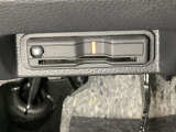 ハンドルの真下にETCがついています。高速道路の料金所の通過も楽々です。 カードの取り出しもしやすい場所についています。
