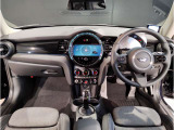 MINIの内装はとにかく『円』に拘ったデザインコンセプトが一目で伝わってきます。これほど円形に拘った車は他に御座いません。伝統のデザイン、トグルスイッチなど遊び心のある内装で御座います。