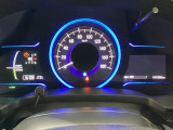ハイブリット車専用のメーターです。中央のスピードメーターより左右のサブデスプレイで燃費や動力伝達などの情報が見れるようになっています。