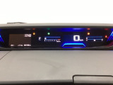 デジタル表示のスピードメーターとタコメーターを大きく配した見やすいメーター部になっています。左側のインフォメーション画面でオドメーターや燃費などの情報を確認できます。