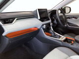 すっきりとしたデザインの内装は、さすがトヨタ車の上品さを感じます。