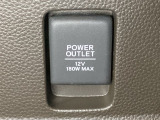 アクセサリーソケットはUSBのアダプターなどをつければ、スマホの充電にも使えます。周辺には物が置けるボックスがついています。