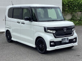 狭い駐車場でも、スライドドアならチャイルドシートへのお子さまの乗降や荷物の積載もスムーズ。