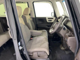 【運転席&助手席】運転席にはハイトアジャスタ機能付きで運転姿勢もバッチリ!ロングドライブでも疲れにくいシートです。