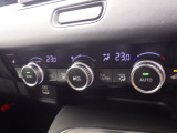 オートエアコンは左右席で独立温度コントロールが可能です。運転席はキンキンに冷やして助手席はマイルドにと言った設定が可能です☆暑さ寒さでケンカすることもなくなりますね♪