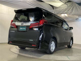 バックカメラが付いているので後方確認が非常にしやすいです。今や運転初心者も熟練者も必須装備!ついていて損はないですね♪