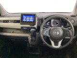 車内は光触媒抗菌消臭施工済です。スタイリッシュなデザインで暖かみのあるインパネ周りを演出します。グローブボックスやカップホルダーのほかにトレーなどたくさんの収納スペースが装備されています。