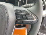 【クルーズコントロール】アクセル操作なしで一定速度を保つ機能。先行車との距離を自動調整する追従型が主流で、高速走行時の疲労を劇的に軽減します。長距離移動が多いお客様への商談では必須の快適装備です。