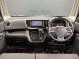 運転席周りになります。内装色はブラックです。