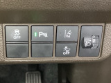 ハンドルの右側にはヘッドライトレベライザーとHondaセンシング用のメインスイッチがついています。ヘッドライトレベライザーは道路状況や積荷の加重に応じてライトの高さを調節できます。
