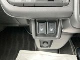 オート式エアコンは操作性が良好です。運転席とにはシートヒーターが装備されており、座面と背もたれをすばやく温め、寒い時期にも快適な運転環境を提供します。
