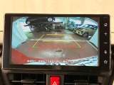 【バックカメラ】 駐車時に車両後方の様子を見ることができるので、運転の不安を軽くします。