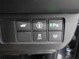パワーテールゲートの開閉、横滑りを防ぐVSA等のスイッチ類は運転席の右側、手の届きやすい位置にあります。