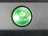 ECON モードをON にするとアクセルペダルの動きに対するエンジンの反応とエアコンの制御を切り換えることで、燃費のいい運転をするドライバーがペダルを踏んだ時と同じようにエンジンを制御します。