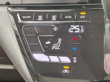 【オートエアコン】一度お好みの温度に設定すれば、車内の温度を検知し風量や温度を自動で調整。暑い&hellip;寒い&hellip;と何度もスイッチ操作をする必要はありません。快適な車内空間には必須の機能ですね♪