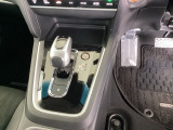 シンプルでとても使いやすいフロアシフトに、パーキングブレーキはフットブレーキタイプです。