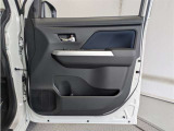 運転席ドア内張はご覧の通り。ドアポケットの収納もバッチリです
