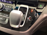 インパネシフトを採用しているので、前席の足元も広々としています。運転席と助手席の行き来もスムーズです!