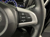 ステアリングスイッチ付きで、運転中に視線を前に向けたまま操作できます。