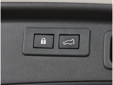 リアゲートは開口部が広く、荷物の積み降ろしもスムーズ。アウトドア用品や大きな荷物も積み込みやすい実用的な設計です!!