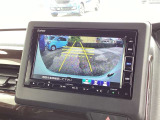 【バックカメラ】運転が苦手な方も車庫入れラクラクです!ギアをリバースに入れれば自動的に切り換わりますので、面倒な操作は不要です♪狭い駐車場もお車を傷つけず安心ですね!
