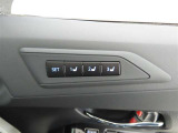 運転席は三人分のシートポジションを記憶します。