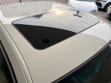 【サンルーフ】開放感たっぷりの希少装備、サンルーフが装着されています!車内に明かりを取り入れたり景色を楽しむ以外にも、車内の空気も簡単に換気できて快適です!