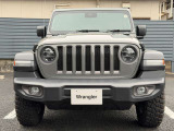 Jeepの象徴7スロットグリルがインパクトあります。