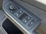 運転席ドアに集約されたパワーウィンドウスイッチで全窓をスマートに操作できます。