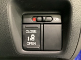 左側電動スライドドアは運転席からでも操作ができるように、ハンドル付近に開閉の操作スイッチが付いています。
