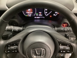 ステアリングホイール・後ろの減速セレクターは、左右に取り付けられた2つのパドルスイッチで減速の強さを調整。 左側の「-」を操作すると減速を強く、右側の「+」を操作すると減速を弱くすることができます。