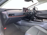 運転席周りのレイアウトをご覧ください。ナビゲーションが綺麗に装着されすっきり収まってますね!