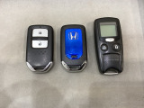 スマートキーを装備しています。鍵を差し込むことなくドアロックの開け閉めと、スタートボタン操作でのエンジンスタートができます。加えて、純正リモコンエンジンスターター用の操作キーもついています。