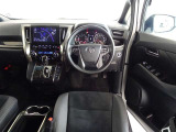 革巻きステアリングで快適な操作性の運転席です。