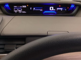 デジタル表示のスピードメーターとタコメーターを大きく配した見やすいメーター部になっています。左側のインフォメーション画面でオドメーターや燃費などの情報を確認できます。