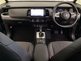 車内は光触媒抗菌消臭施工済です。スタイリッシュなデザインでスポーティなインパネ周りを演出します。グローブボックスやカップホルダーのほかにトレーなどたくさんの収納スペースが付いています。
