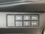 Hondaセンシング用の、VSA(ABS+TCS+横滑り抑制)解除と路外逸脱抑制機能のオンオフスイッチなどはハンドルの右側に装備しています。