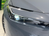 【LEDヘッドライト】悪天候や夜間走行時も良好な視界を確保し安心して運転できる高輝度LEDヘッドライトを装備!点灯速度が早く、消費電力も抑えられています。