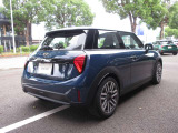 BMW・MINI認定中古車には2年間の無料保証を付帯。ご購入後も安心して、BMWならではの走りをお楽しみいただけます。