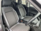 長時間運転でも疲れにくい設計の高品質シートを採用。姿勢が自然に決まり、街乗りから高速道路まで快適なドライブをサポートします。