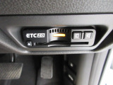有料道路をキャッシュレスで通行できるETC車載器付きです。運転席足元に設置されています。ETCセットアップ費用は含まれておりません。別途必要となります。