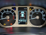 様々な車両情報を表示できるTFTマルチインフォメーションディスプレイを中央に配した視認性の高い大型2眼メーターです