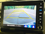 【バックカメラ】駐車時に後方がリアルタイム映像で確認できます。大型商業施設や立体駐車場での駐車時や、夜間のバック時に大活躍!運転スキルに関わらず、今や必須となった装備のひとつです!