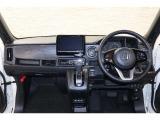 操作性に優れた運転席となります!小物入れや各ボタンの配置にこだわり、使いやすいです!座り心地もよく視認性も良好なのでロングドライブもお任せ下さい!