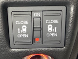 リアドアは乗り降りに便利な両側電動スライドドアです。また運転席に座っていながらスイッチ操作で自在にスライドドアを開け閉めできます。