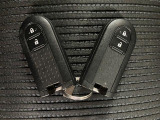 スマートキーを装備しています☆カギをカバンやポケットに入れて頂いた状態でドアロックの開閉やエンジンスタートをして頂けますよ!とても便利な装備です!